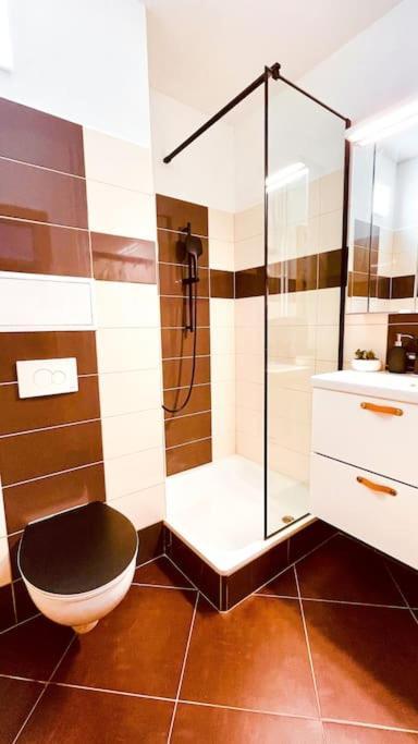Moderny Apartman S Parkovanim Pressburg Exterior foto